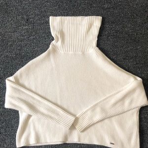 Cropped Hollister turtle neck long sleeve. Size xs